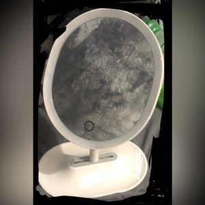 Mirror have no use for it it’s clean and theirs a light on it takes 3 batteries!